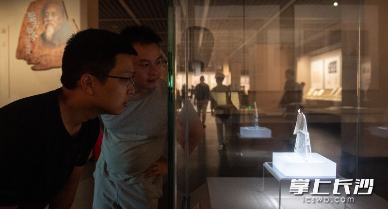 7月21日上午,，長沙簡牘博物館攜手旅順博物館，隆重推出的“鑒古知今——羅振玉藏品展”在簡牘博物館開幕,，市民正在觀看展覽,。