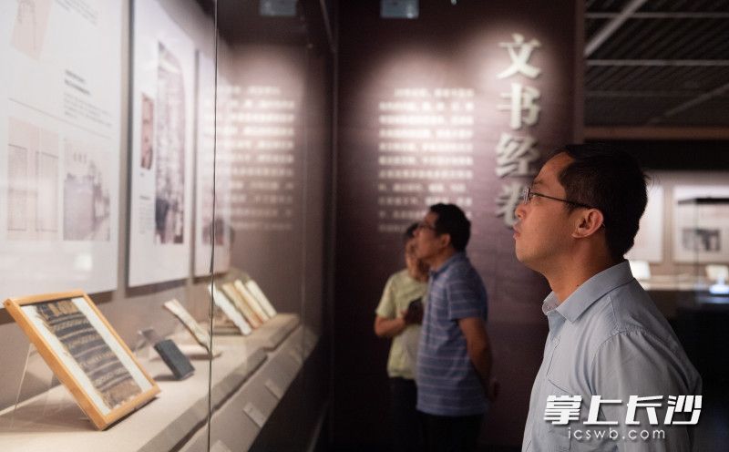 7月21日上午,，長沙簡牘博物館攜手旅順博物館,，隆重推出的“鑒古知今——羅振玉藏品展”在簡牘博物館開幕，市民正在觀看展覽,。