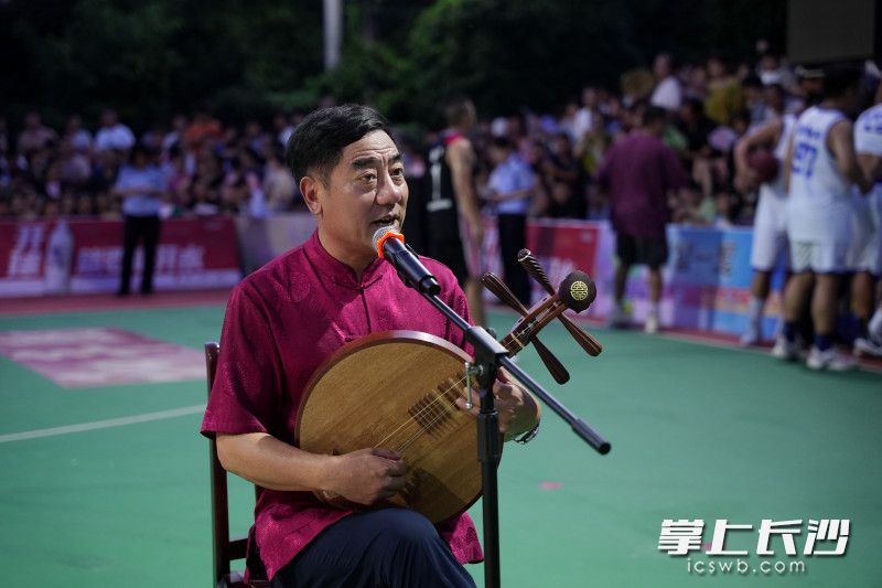 張明星表演長沙彈詞。