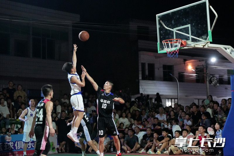揭幕戰(zhàn)由馬戰(zhàn)村隊對陣泉水村隊,。