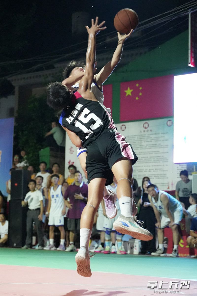 雙方球員在比賽中交鋒,。