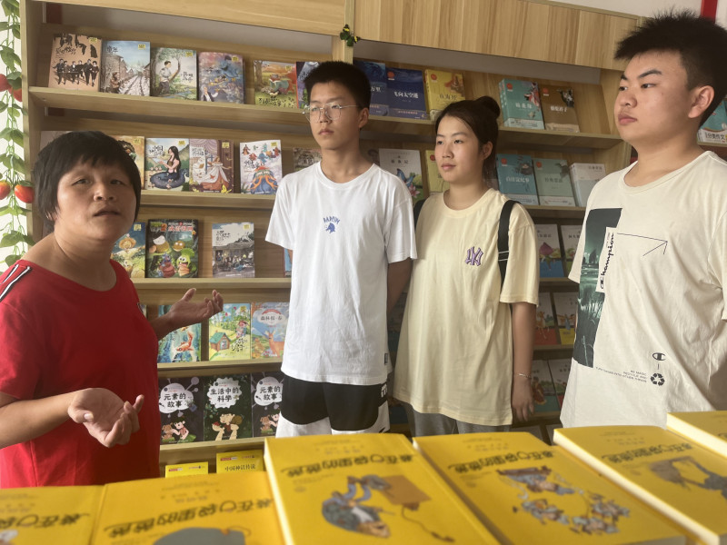 腦癱殘疾人姜婉身殘志堅,，以頑強的毅力和勤奮學(xué)習(xí)寫作,，在《長沙晚報》等報刊發(fā)表多篇文學(xué)作品。圖為姜婉（左一）向?qū)W生們講述自己的勵志經(jīng)歷,。