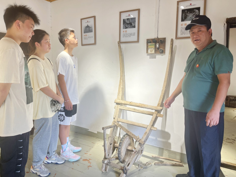 “準大學(xué)生”（左一、左二）走進長沙市上善助殘服務(wù)中心“生活記憶館”,，了解時代變遷與社會進步,。