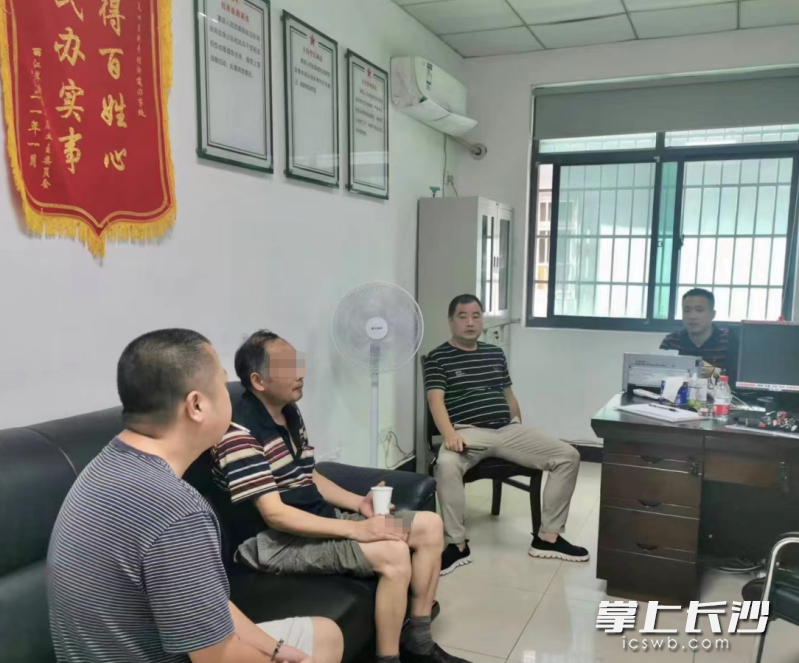 彭文杰（右一）與轄區(qū)群眾溝通,。 受訪者供圖