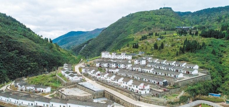 龍山縣靛房鎮(zhèn),，青瓦白墻的惠和家園,，是由芙蓉區(qū)對口幫扶原件的易地搬遷集中安置區(qū),。黃啟晴 鄒麟 攝