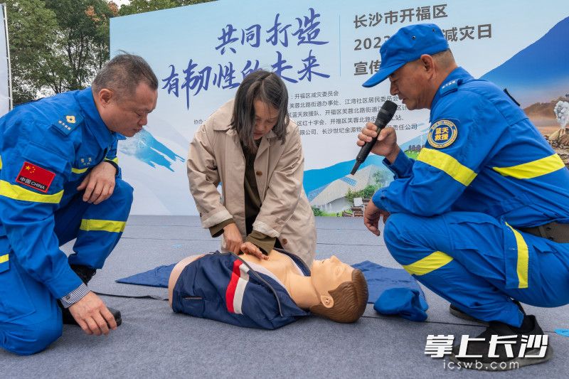 居民們?cè)趯I(yè)人士的指導(dǎo)下，親自實(shí)踐心肺復(fù)蘇等急救技能。 圖片均為長(zhǎng)沙晚報(bào)全媒體記者 陳飛 攝