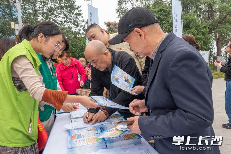  綠舟工作人員發(fā)放防災(zāi)減災(zāi)宣傳手冊(cè),。