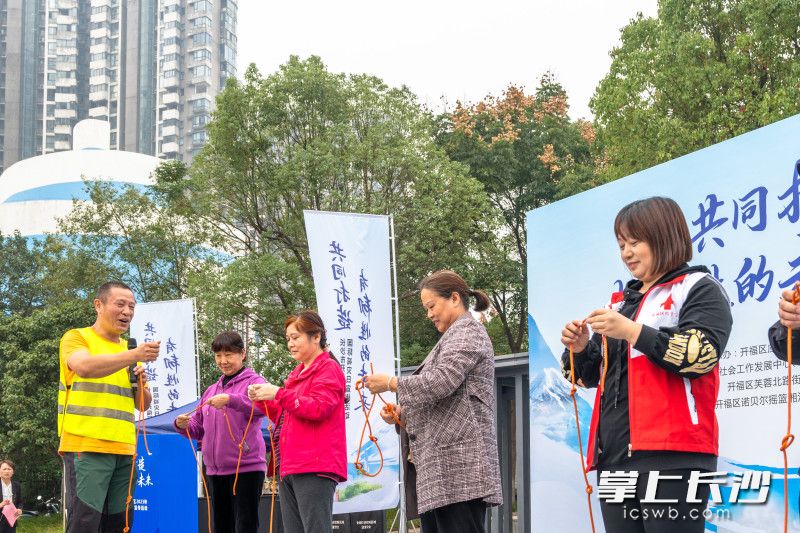 居民們學(xué)習(xí)結(jié)繩逃生技巧。