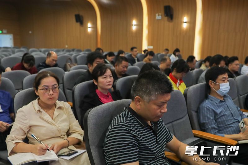16日,，望城區(qū)教育局舉行《校外培訓(xùn)行政處罰暫行辦法》解讀暨校外培訓(xùn)治理工作布置會。長沙晚報(bào)通訊員 吳小奇 供圖