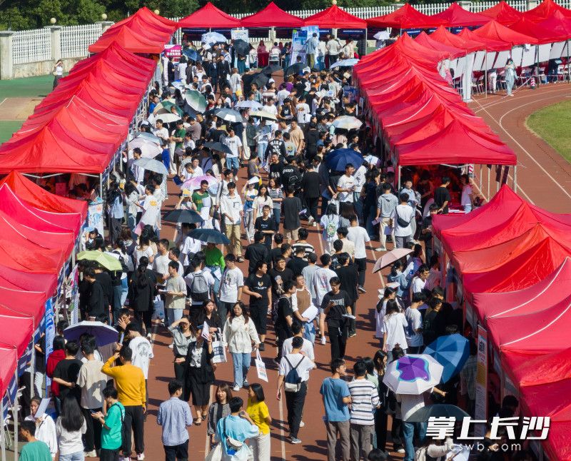 10月18日,，“職引未來—2023年全國大中城市巡回招聘（長沙站）活動”在長沙學院舉行。來自全國9個省市的150余家用人單位為高校畢業(yè)生提供將近4000余個崗位,。均為長沙晚報全媒體記者 鄒麟 攝