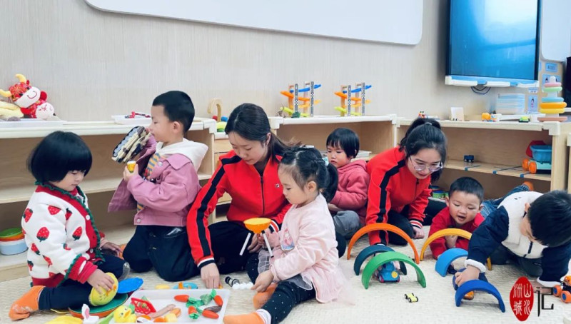 孩子們在科學(xué)的游戲中可以鍛煉手指精細(xì)動作的能力,。家長李女士說：“這里的課程很豐富，我們可以在繪畫房里玩彩泥,，也可以在音樂活動室里做身體律動游戲,。孩子玩得開心，性格更開朗了,，作為家長的我也學(xué)到了許多新知識,，才知道原來帶娃不只是管好他吃喝這么簡單?！? 