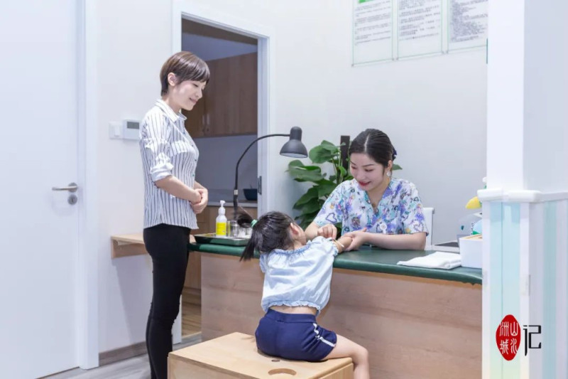 以社區(qū)管理模式,，讓體檢數(shù)據(jù)說話,，打通嬰幼兒健康管理的最后1公里,。圖為唯嘉兒科的醫(yī)生為孩子接種疫苗。