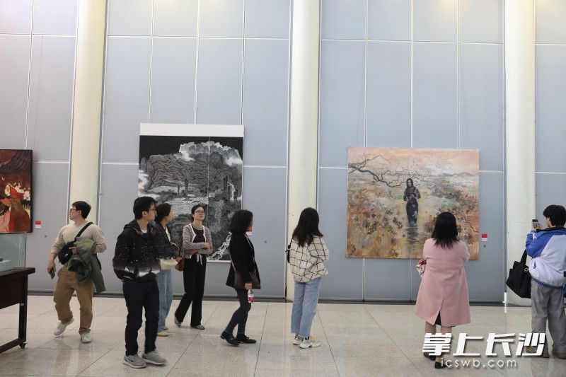 第三屆“丹青湖湘——2023湖南群文美術(shù)作品年展”在湖南省文化館舉行,。均為長沙晚報(bào)通訊員 徐卓俊 攝