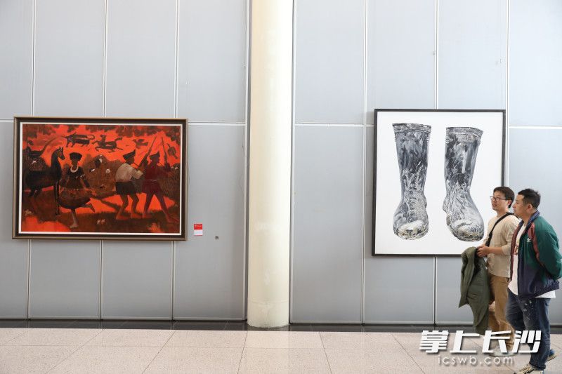本次展覽展出群文美術(shù)作品80件，圖為市民觀展,。