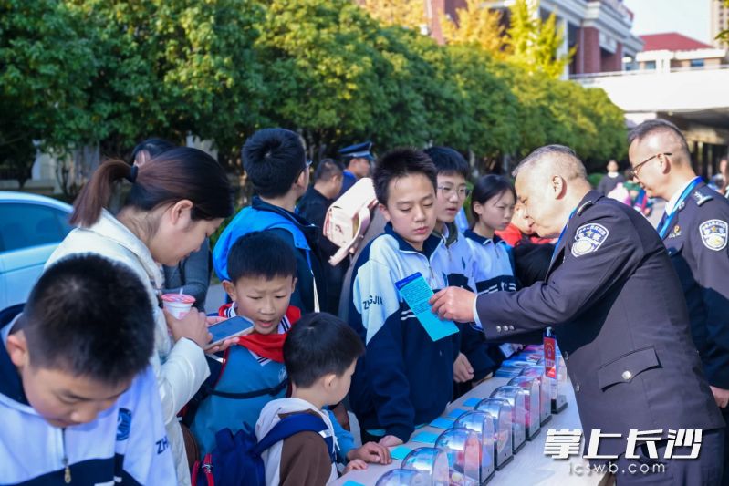 民警向?qū)W生講解禁毒知識(shí)，并展示毒品模型,。