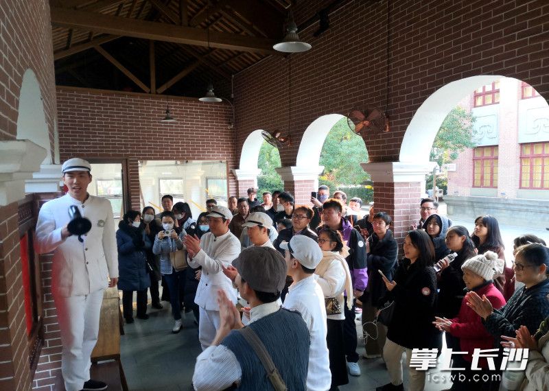 《恰同學(xué)少年》沉浸式青春劇,，演出現(xiàn)場(chǎng),，人在戲中、戲隨人走,。均為長(zhǎng)沙晚報(bào)全媒體記者 賀文兵 攝