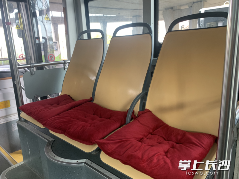 艾桃香自費(fèi)購(gòu)買的暖心坐墊,。均為長(zhǎng)沙晚報(bào)全媒體記者 鄧艷紅 攝