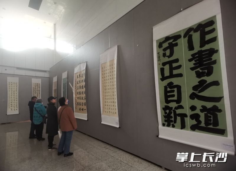 “作書之道，守正自新”,，中國顏體書法研究會會長李鳳剛的參展作品醒目吸睛,。