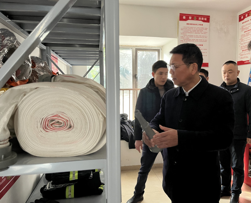 12月28日，市住建局黨組書記,、局長(zhǎng)張躍先以“四不兩直”方式檢查督導(dǎo)住建領(lǐng)域安全生產(chǎn)工作,。