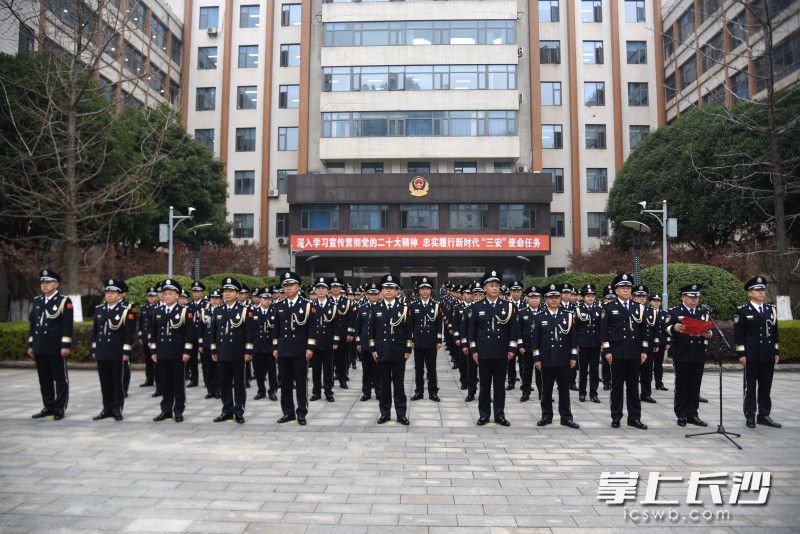 1月10日上午,，湖南省公安廳機(jī)關(guān)隆重舉行升警旗儀式,。均為長沙晚報(bào)全媒體記者 劉琦 攝