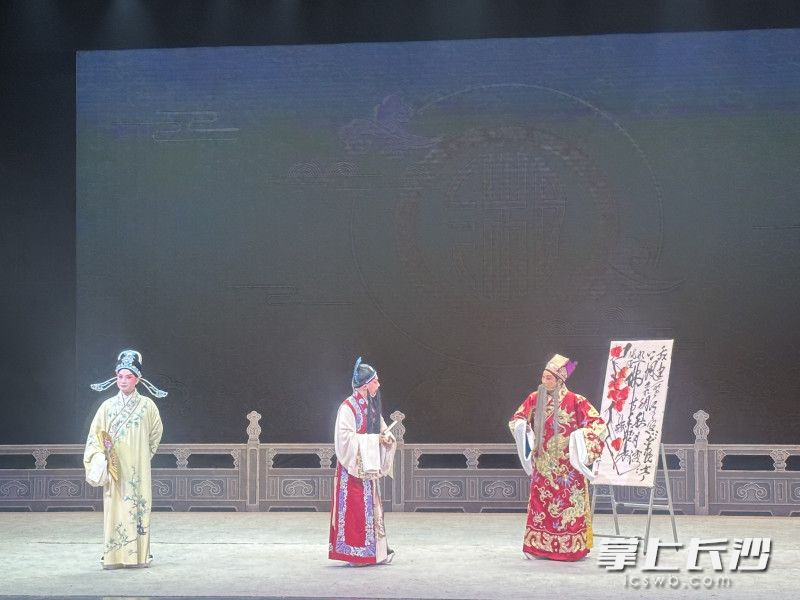 “杜鵑花獎”青年戲劇大賽暨杜鵑花人才工程驗收展演湘劇專場舉行。均為 李旭云 攝