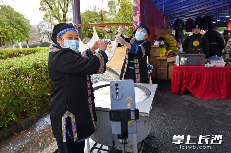 來自龍山的自媒體達人“月亮姐姐”在直播龍山豆腐的制作過程,。