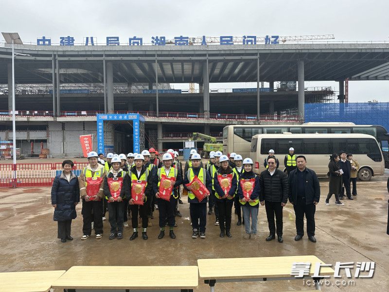 活動現(xiàn)場對項目建設者進行了慰問,。