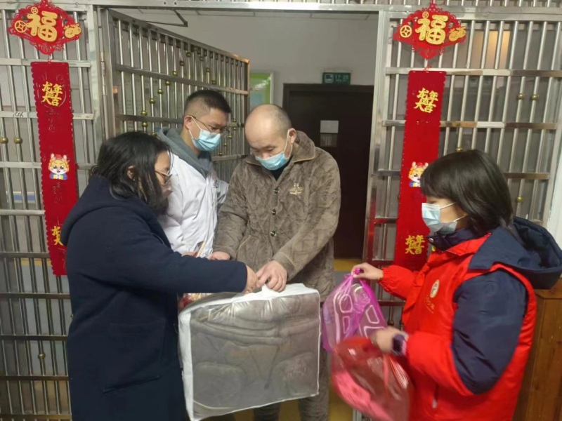 棉服棉鞋送給困難群體,。