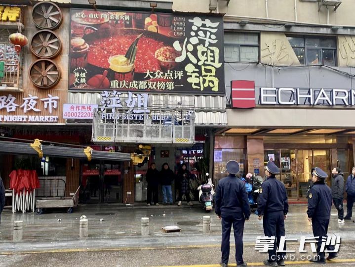 三興街內一處違規(guī)招牌正在進行拆除。
