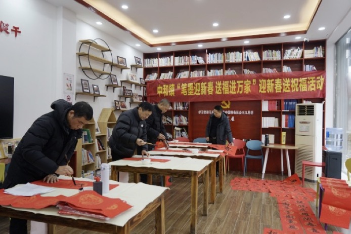 書法家現(xiàn)場寫對聯(lián),。