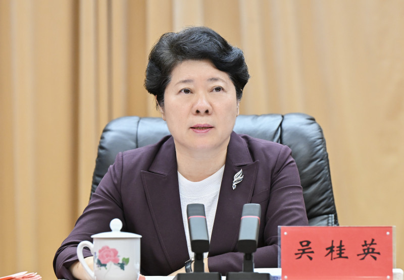 省委常委,、市委書記吳桂英講話。