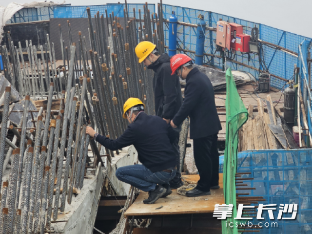 連日來，市質(zhì)安站工作人員深入各重大項目建設(shè)現(xiàn)場,，開展建筑工地節(jié)后復(fù)工安全生產(chǎn)督導(dǎo)檢查,。