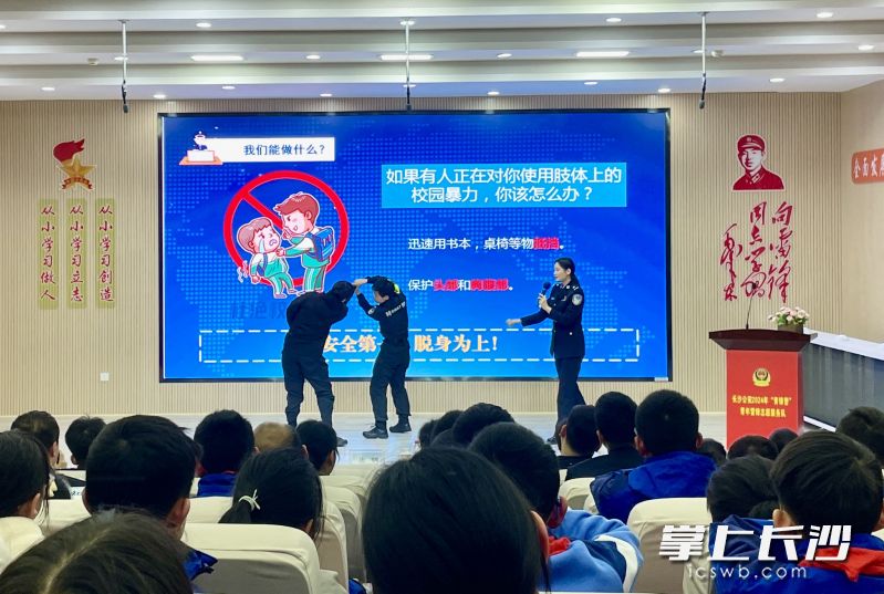 特警現(xiàn)場演示防身術(shù),。