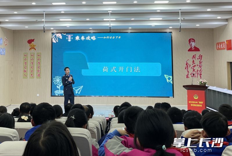 交警給學生們講授交通安全知識,。