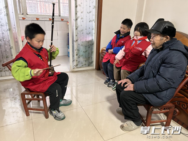 精彩的才藝表演讓現(xiàn)場(chǎng)熱鬧非凡，也為獨(dú)居老人家中帶來(lái)了久違的溫馨,。  均為長(zhǎng)沙晚報(bào)通訊員解芳攝