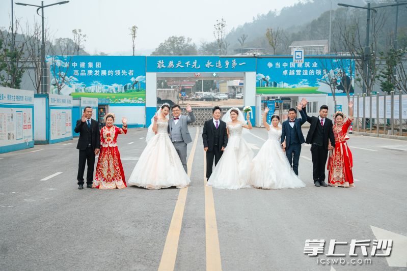 3月7日，中建三局中南公司為5對(duì)農(nóng)民工夫妻拍攝工地婚紗照,，送上“私人訂制”的祝福,。  均為長(zhǎng)沙晚報(bào)全媒體記者陳煥明、通訊員李天元攝
