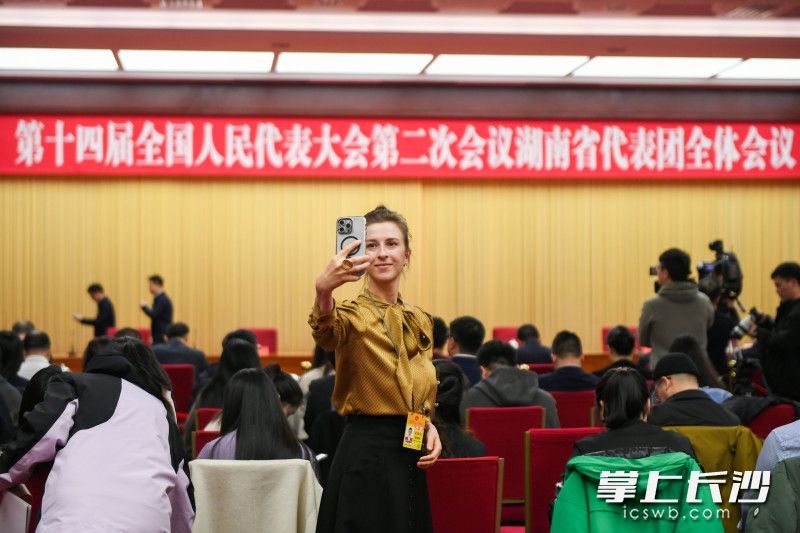 會議間隙，迪拜中阿衛(wèi)視記者藹霖娜在自拍,。