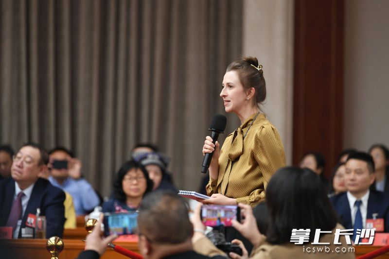 迪拜中阿衛(wèi)視記者藹霖娜在提問。