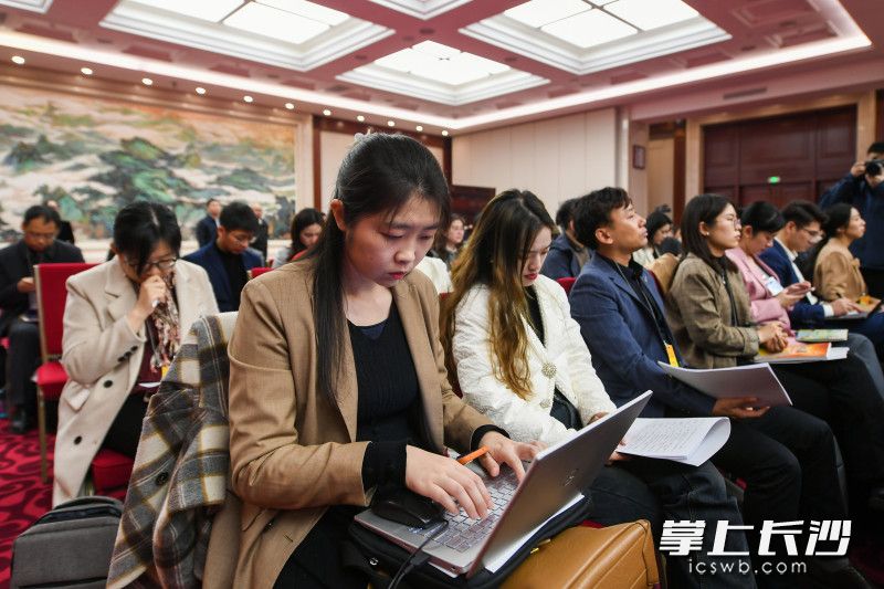 會議吸引了近百名中外媒體記者參會,。