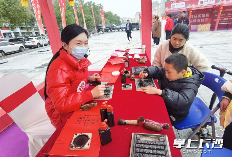 現(xiàn)場開展的非遺市集上,，木活字印刷術(shù)等吸引著市民前來打卡。  長沙晚報(bào)全媒體記者 張禹 通訊員 周娉 攝