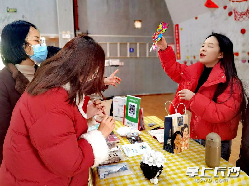 學校教師進行愛心義賣,。