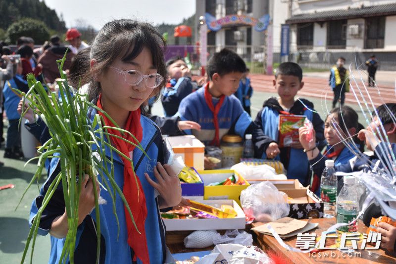3月12日，義賣現(xiàn)場(chǎng)熱鬧非凡,。長(zhǎng)沙晚報(bào)通訊員 張麗 攝