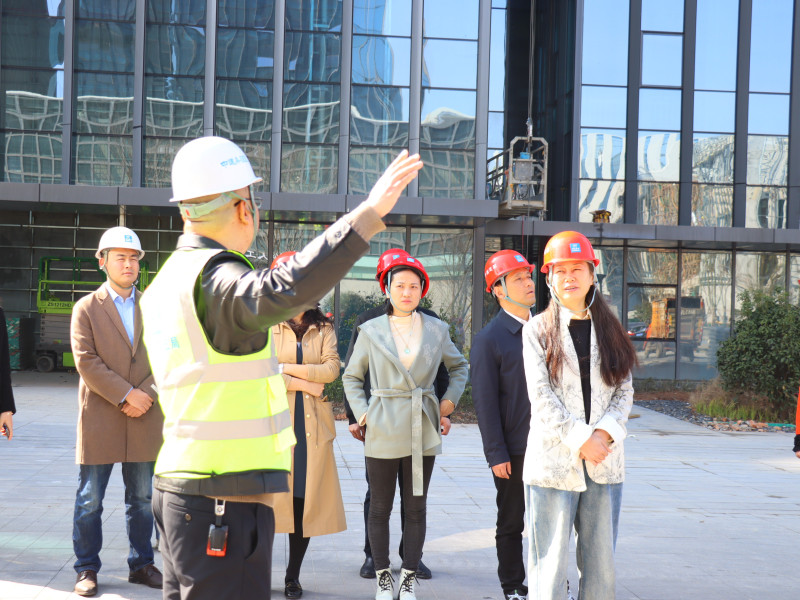 近日，中建五局總承包公司市政公司黨委聯(lián)合民盟長沙市委開展“黨建引領(lǐng)聚合力 共建同行向未來”巾幗主題活動,。