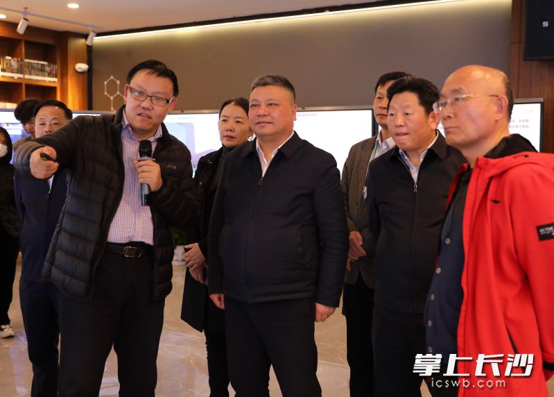 15日,，陳剛前往湘江實(shí)驗(yàn)室和人工智能產(chǎn)業(yè)鏈重點(diǎn)企業(yè)實(shí)地調(diào)研。長(zhǎng)沙晚報(bào)通訊員 黃順澤 攝