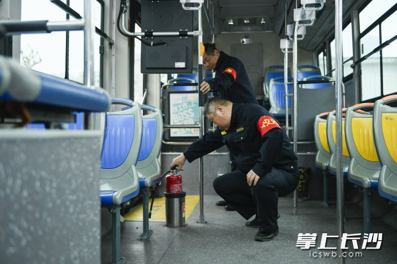 4月3日上午,，長(zhǎng)沙火車(chē)站西廣場(chǎng)公交車(chē)站,，公交義警在巡查工作。 長(zhǎng)沙晚報(bào)全媒體記者 黃啟晴 攝