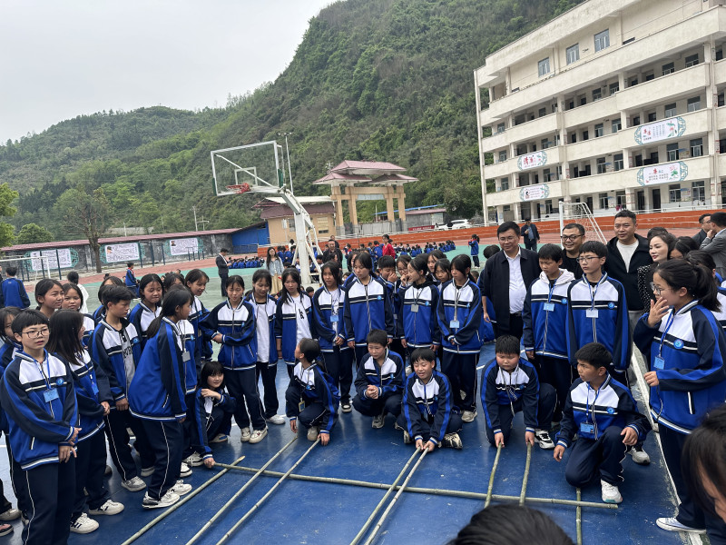 穿上嶄新的校服，孩子們開心不已,。均為長沙晚報(bào)通訊員吳湘群 攝