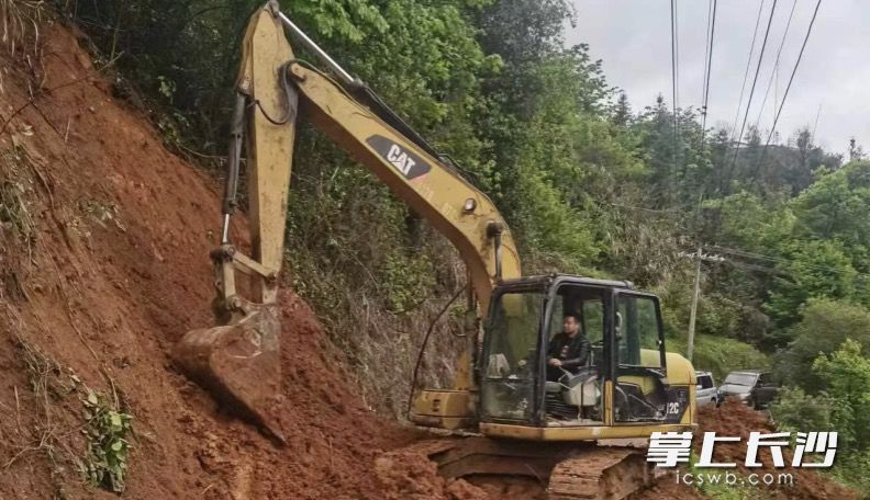 張志申清理滑坡泥土,。