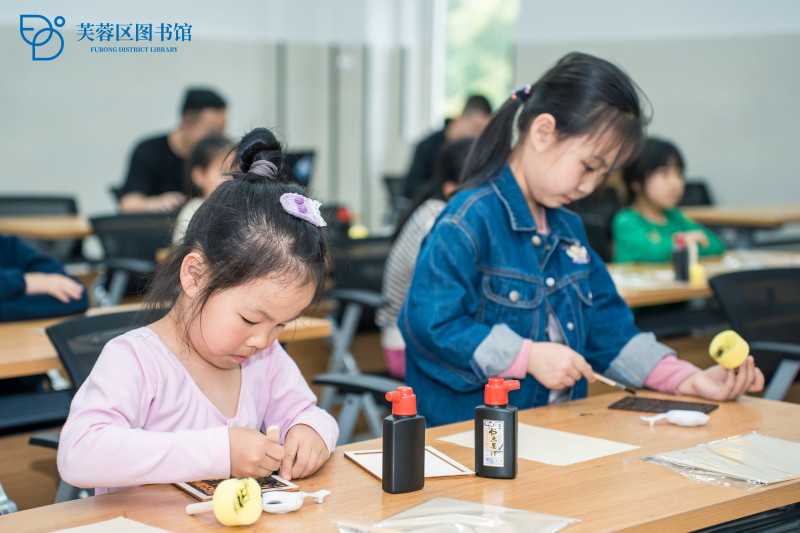 小“畢昇”們紛紛踴躍嘗試，將一個個字塊按照順序排列整齊,。
