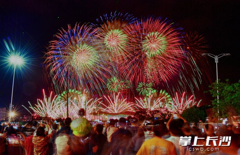 周末焰火秀吸引了無數(shù)游客前來瀏陽,。
