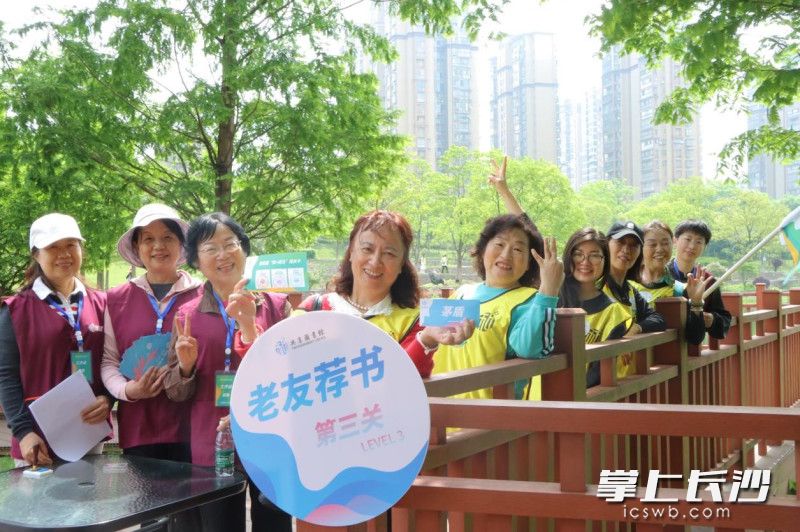 室外的“文化游園，趣玩閱讀”吸引了眾多市民參加,。
